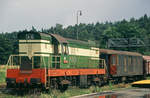 16. August 1996, in Tschechien bei Klatovy (?), Diesellok CD 771 081 mit Güterzug, vorn ein Zugbegleiterwagen, wie er bei Nahgüterzügen, die ihre Wagen an verschiedenen Bahnhöfen oder Anschlußgleisen abstellten, auch bei den deutschen Bahnen üblich war. Die Maschine entstand 1968 als eine Weiterentwicklung bei der SMZ in Dubnica aus der ČSD-Baureihe T669.0. 