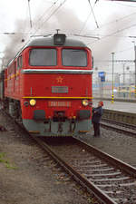 781 529-3 erhält den Fahrbefehl einen Güterzug zur Scheineinfahrt zu schleppen.