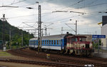 Der Hofhund 704 008 stellt am 14.06.16 im Bahnhof Usti nad Labem eine Wagengarnitur bereit.