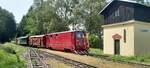 TU47 005 der JHMD f�hrt am 28.08.2026 mit ihrem Zug in den Bahnhof Strizovice in Richtung Jindrichuv Hradec ein.