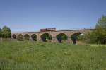 Triebwagen 810 mit Btax Wagen (ČD) als Personenzug Liberec-Zittau, Brcke zwischen Zittau und Porajw ber Lausitzer Neie, 29.04.2007.