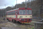 810 073-7 abgestellet in Beroun.