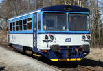 810 411-9 auf der Strecke 203 Strakonize - Blatna am Bahnhof Sedlice.