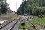 Bahnhof Stare Mesto pod Sneznikem am 21.Juli 2018, wo der CD 810 292-3  DANA  gerade die Wendepause vom Os 13664 (von Hanusovice) auf den Os 13667 (nach Hanusovice) hält.