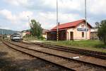 Bahnhof Stare Mesto pod Sneznikem am 21.Juli 2018, wo der CD 810 292-3  DANA  gerade die Wendepause vom Os 13664 (von Hanusovice) auf den Os 13667 (nach Hanusovice) hält.