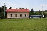 Vorplatzansicht des Aufnahmsgebäudes des Bahnhof Stare Mesto pod Sneznikem am 21.Juli 2018, wo der CD 810 292-3  DANA  gerade die Wendepause vom Os 13664 (von Hanusovice) auf den Os 13667 (nach