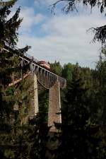 Am 04.06.2015 befährt 810 182, als Os27315 (Bezdružice - Plzeň hl.n.), den Viadukt über den Hracholusky vor Pňovany.