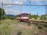 810 038 fhrt durch Auslufer(?) Dolni Rybnik nach Jirkov (30.7.2007)