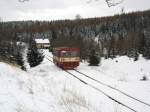 Nachschuss auf   Brotbüchse  810 129 als Os 26805 Moldava v Krusnych horach (Moldau im Erzgebirge) - Most (Brüx) kurz vor der Station Mikulov nove Mesto (Niklasberg); 09.02.2007  