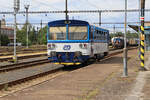 Die  Brotbüchse  810 641-1 fährt am 11.08.2021 gerade aus Loket als Os 27129 kommend in den Bahnhof Nove Sedlo u Lokte ein und wird nach 3 Minuten Aufenthalt nach Chodov weiterfahren.