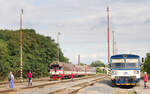 Am 27.08.2021 erreicht von 854 223 angeführter Regionalzug aus Prag den Bahnhof Hostivice.