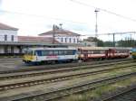 810 653 ein Beiwagen und noch ein 810er stehen im Bahnhof Chomutov, 19.09.07
