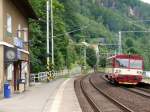 CD  Brotbchse  810 600 auf der Fahrt auf der Elbtalbahn ber die tschechisch-deutsche Grenze nach Bad Schandau; man beachte auch die noch funktionierende schne alte schsische Uhr am EG Doln leb