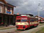 810 039-8 mit Os 15409 Trutnov Hlavn Ndra-Jaroměř auf Bahnhof Trutnov Hlavn Ndra am 9-8-2011.