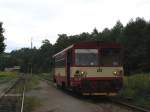 810 549-6 mit Os 5738 Trutnov Hlavn Ndra -Vrchlabi auf Bahnhof Pilnikov am 11-8-2011.