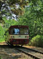 23.7.2012 13:52 ČD 810 633-8 als Personenzug (Os) aus Nov Sedlo u Lokte nach Loket předměst kurz nach der Ausfahrt aus dem Bahnhof Loket.