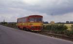 Nebenbahn Caslav - Tremosnice: Triebwagen 810293 hat als Zug 15903 am 6.7.1992 Caslav, im Hintergrund zu sehen, verlassen und fährt um 17.18 Uhr entlang der Straße in Richtung Tremosnice.