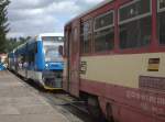 In Korenov muss man umsteigen , um mit der  Zackenbahn  weiter nach Szklarska Poreba zu fahren.Unkompliziert möglich.Der Fotograf verlässt den modernen TW der BR 840 und
steigt in eine  Brotbüchse  (810 226-1) die wohl als Verstärker  an den TW der Train Regio beigestellt war, der hintere Führerstand  war besetzt und der TW wurde auch vom hinteren Führerstand  aus gsteuert. 01.08.2014 09:58 Uhr.