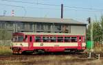 Der Triebwagen 810 250 rangiert am 13.09.2015 in Klatovy, um den aus einem 814er bestehenden Personenzug Os 17515 nach Horažďovice zu verstärken.