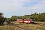 810 528-0 und am Schluss 810 538-9 bei der Ausfahrt in Moldava v Krušných horách am 03.10.15.