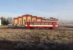 Ein Beiwagen 50 5493-29 026-4 steht am 27.12.15 neben dem Lokschuppen von Protivín. Foto entstand aus dem Zug!