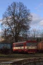 An der Drehscheibe vor dem Tore , das steht ein Lindenbaum, eine Brotbüchse träumt in seinem Schatten, einen süßen Traum.....  Ob 810 688-4 träumte, konnte der Fotgraf nicht