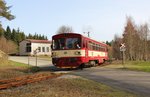 810 041-4 mit dem Os 17220 von Aš nach Hranice v Čechách zu sehen am 02.04.16 in Studánka.