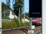 810 311-1 mit Beiwagen BR 010 am 05.07.2003 auf der Fahrt von Varnsdorf nach Liberec in Zittau am tschechischen Bahnsteig. Die Grenzkontrolle durch deutsche und tschechische Beamte erfolgt am Anfang dieses Bahnsteiges.