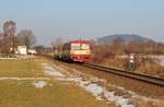 810 369-9 und 914 124-4 mit Os 17550 am 13.02.17 in Bezděkov u Klatov.