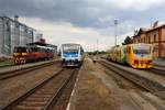 Fahrzeugparade im Bahnhof Moravske Budejovice am 14.Juli 2018: CZ-RCAS 98 54 4 702 586-9 (historisch als CSD T212 0586 angeschrieben)als Os 18394 (Moravske Budejovice - Jemnice), CD 814 010-5 (als Os