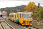 Der Triebzug 814/914 192 wartet am 03.10.2018 in Tanvald auf seine Leistung  als Os 26273 in Richtung Železný Brod.