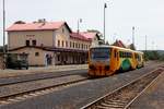 Im Bf Rakovník steht, am 22.07.2019, abfahrbereit 914/814 064 nach Domoušice.