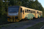 814 001-4 in Louny Mesto, abfahrend Richtung Louny.