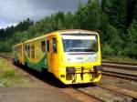 Die Triebwagen 814 014 der Regio Nova am 08.08.2008 bei der Einfahrt in Bhmisch Eisenstein.