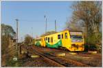 814 039 mit Steuerwagen 914 039 voraus am 17.4.2011 als Os 7550 von Klatovy  (deutsch Klattau) nach Bayerisch Eisenstein unterwegs, aufgenommen  bei der Ausfahrt aus dem Bahnhof Janovice nad hlavou