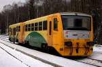 Ein TW der Baureihe 814 beim Planhalt in Potucky (Grenzbahnhof) vor der Weiterfahrt nach Johanngeorgenstadt.