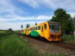 ČD 814 204-4 auf der Nova Ves pod Plesi warten zur Abfahrt nach Prag am 16. 5. 2013