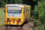 814 046-9 der Regionova (ČD) ist am 24.06.2013 mit dem Os 17214 auf dem Weg von Cheb nach Hranice v Cechach und wird nach passieren des Bü in Hazlov in wenigen Minuten den Hp Hazlov erreichen.