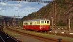 Im Frühjahr 1998 kommt 830 202-8 im Bahnhof Beroun an