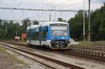 CD 841 013-6 fährt am 10.August 2019 als Os 8352 (Pocatky-Zirovnice - Jihlava) in den Bahnhof Kostelec u Jihlavy ein.