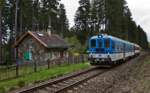 Der Triebwagen 842 003-6 fährt als Os 7545 von Bayrisch Eisenstein nach Klatovy bei Dešenice vorüber.Bild vom 12.4.2017