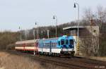 ČD 842 024-2 mit zwei Wagen als Os 7413 Domazlice - Plzen, ČD KBS 180 Furth im Wald – Domalice – Plzeň, fotografiert beim Ausfahren aus dem Bahnhof Blizejov vor dem