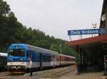 843 025-8 mit R 985 Liberec-Pardubice Hlavn Ndra auf Bahnhof Dvůr Krlov nad Labem am 4-8-2011.