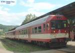 Triebzug 843 030-8 mit 2 Beiwagen 021 063-3 Btx und 021 065-8 Btx am 16.07.2003 in Chrastava, der Zug fhrt die Strecke Liberec - Zittau - Varnsdorf.