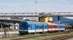 843 025 mit einer illustren Garnitur bei Einfahrt in Liberec (Reichenberg); 16.07.2016  