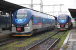 Links der CD 844 021-6 als Os 3904 (Roznov pod Radhostem – Kojetin) und rechts der CD 844 003-4 als Os 3903 (Kromeriz – Roznov pod Radhostem) am Morgen des 11.August 2018 im Bahnhof