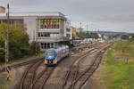 844 024 verlässt als Os 17106 nach Johanngeorgenstadt am 30.09.2023 Karlovy Vary dolni n.