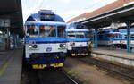 Ein Trio der Baureihe 854 hat sich in Hradec Králové  aufgestellt.