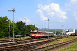 Die Retrolackierte Triebwagen 854 009 mit einem Regionalzug verlässt den Bahnhof Kyjov in Richtung Veselí nad Moravou.