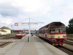 854 207-8 mit Os 5512 Hradec Krlov Hlavn Ndra-Turnov auf Bahnhof Turnov am 13-7-2007.